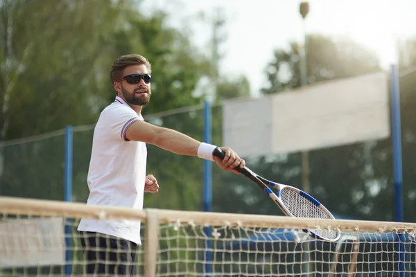 Ung man spelar tennis — Stockfoto