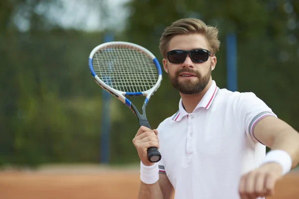 Sportivo che gioca a tennis — Foto Stock