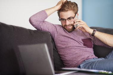 Genç adam çalışkan 