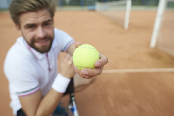 Спортсмен играет в теннис — стоковое фото