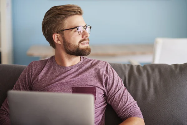 Schöner Mann, der zu Hause arbeitet — Stockfoto