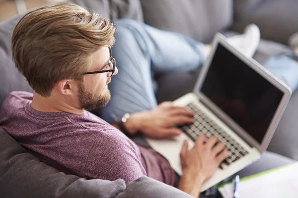 Mann arbeitet zu Hause — Stockfoto