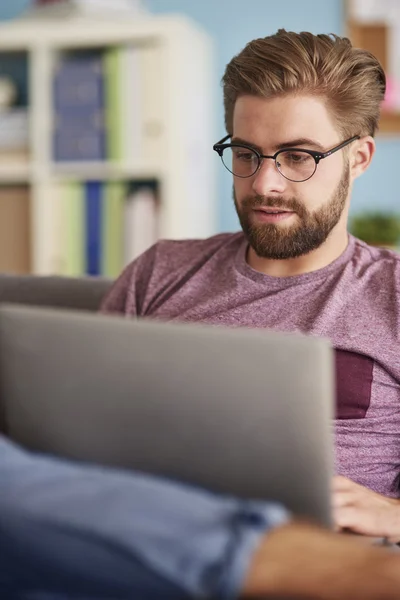 Knappe man aan het werk — Stockfoto