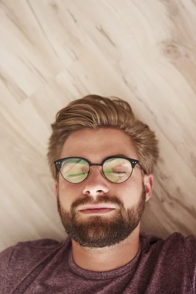 Homme à lunettes couché — Photo