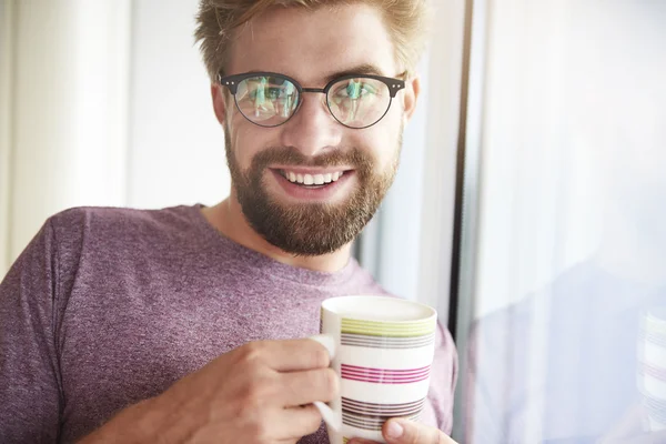 Portret mężczyzny z filiżanki kawy — Zdjęcie stockowe