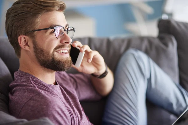 Mann mit Bart telefoniert mit Handy — Stockfoto