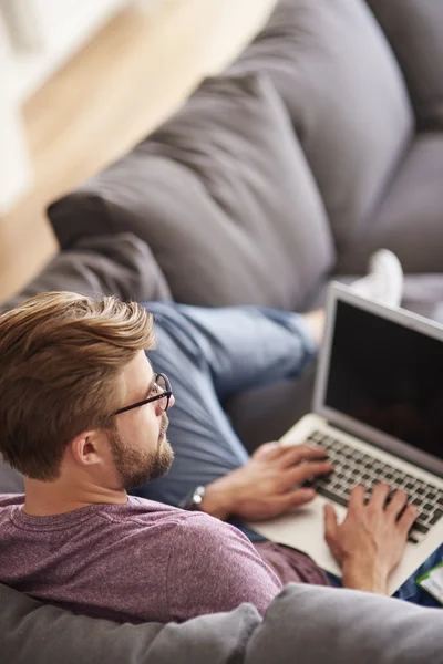 Mann arbeitet mit Laptop — Stockfoto