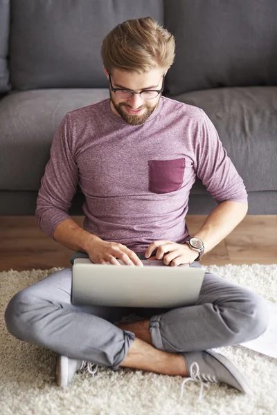 Модний чоловік використовує сучасний ноутбук — стокове фото