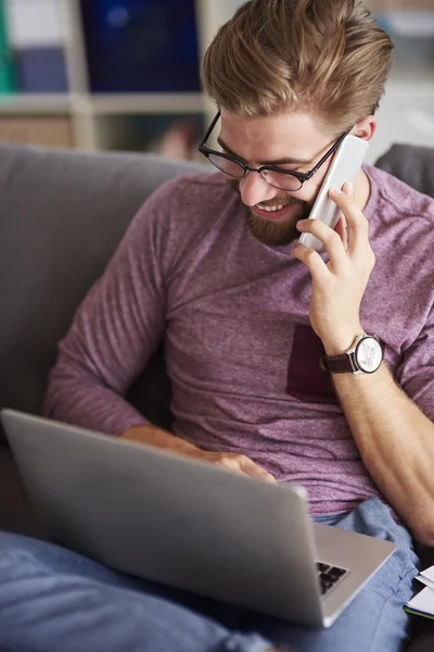 Hombre feliz con dispositivos móviles — Foto de Stock