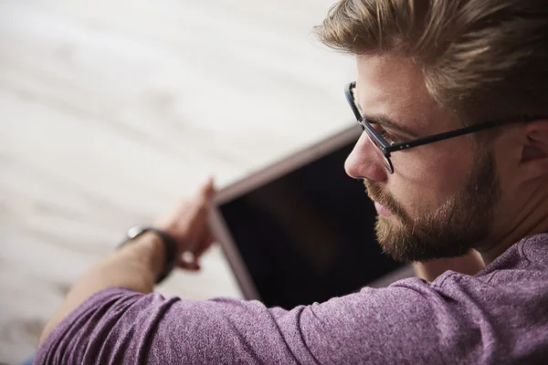 Man met baard met behulp van de laptop — Stockfoto