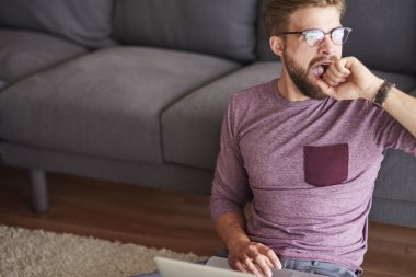 Çalışma sırasında esneme adam 