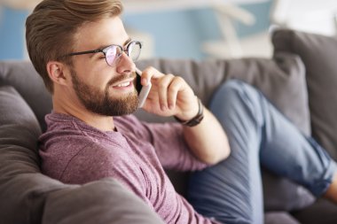 Konuşan yakışıklı adam