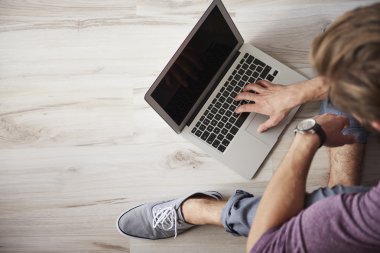 Dizüstü bilgisayar kullanan adam