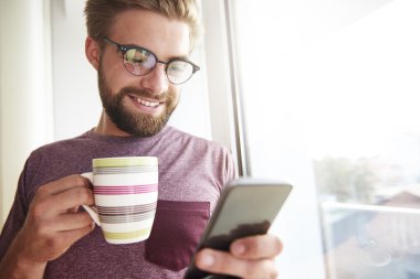Cep telefonu ile şık adam 