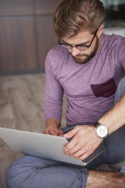 Çağdaş laptop ile çalışan adam
