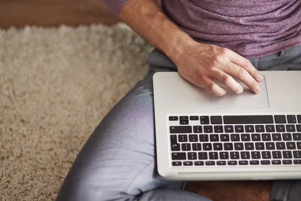 Man using the laptop — Stock Photo, Image