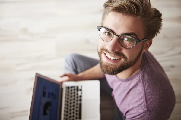 Uomo che usa il portatile — Foto Stock