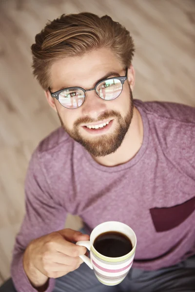 Beau homme portant des lunettes — Photo