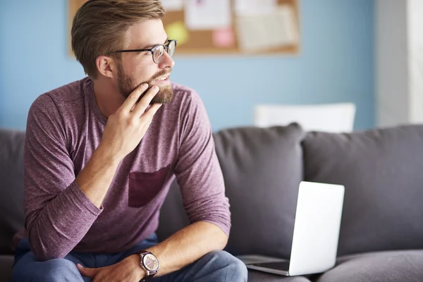 Man sitter på soffan — Stockfoto