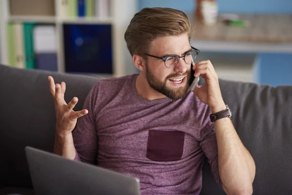 Uomo arrabbiato che parla — Foto Stock