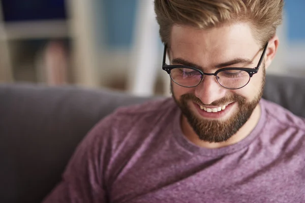 Mannen med skägg och glasögon — Stockfoto