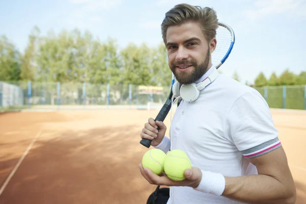 Młody człowiek gra w tenisa — Zdjęcie stockowe