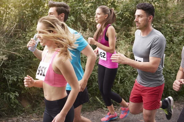 Ihmisiä maratonin aikana — kuvapankkivalokuva