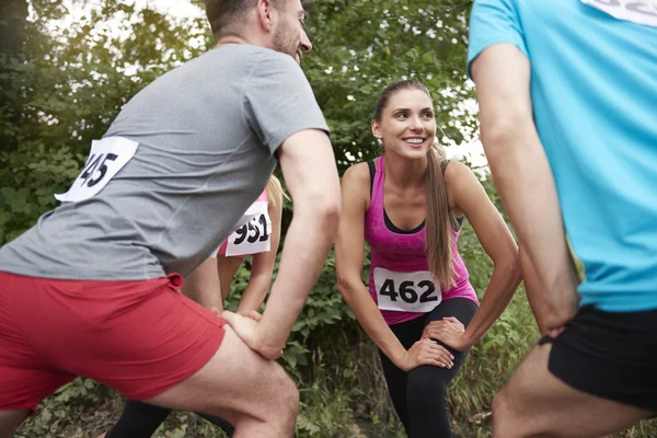 Ihmisiä maratonin aikana — kuvapankkivalokuva