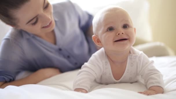 Bambino con sua madre in camera da letto — Video Stock