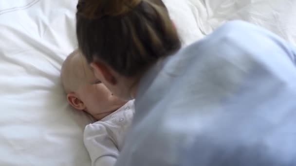 Kostbare moment voor babymeisje en haar moeder — Stockvideo