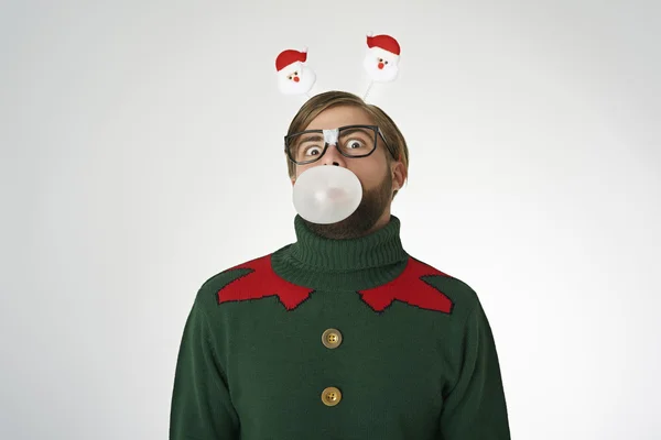 Смешной человек в рождественском свитере — стоковое фото