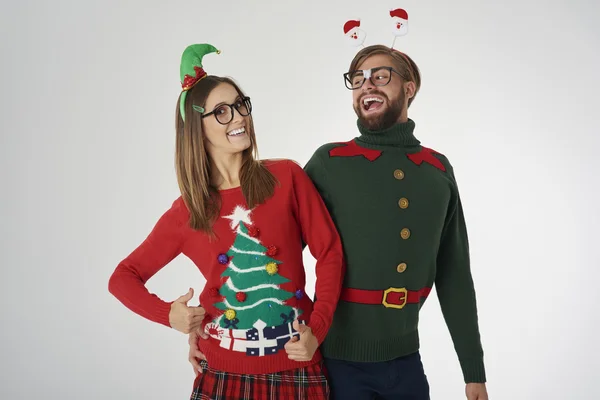 Pareja feliz en ropa de Navidad — Foto de Stock