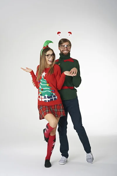 Joyeux couple en vêtements de Noël — Photo