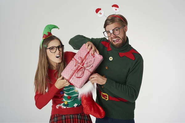 Divertida pareja con regalos de Navidad — Foto de Stock