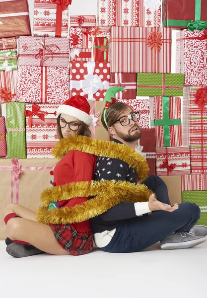 Funny couple with Christmas presents — Stockfoto