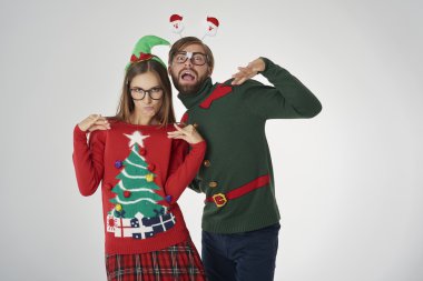 Renkli Noel Kazaklar komik tatil kavramı içinde insanlarda