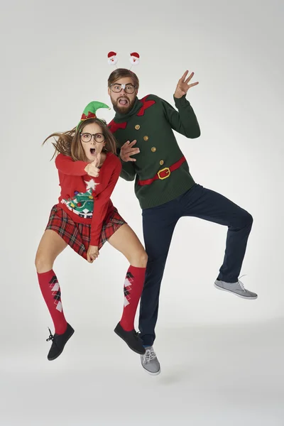 Mensen in kleurrijke kerst jumpers in concept grappige vakantie — Stockfoto