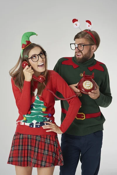 Menschen in bunten Weihnachtspullovern in lustigem Urlaubskonzept — Stockfoto