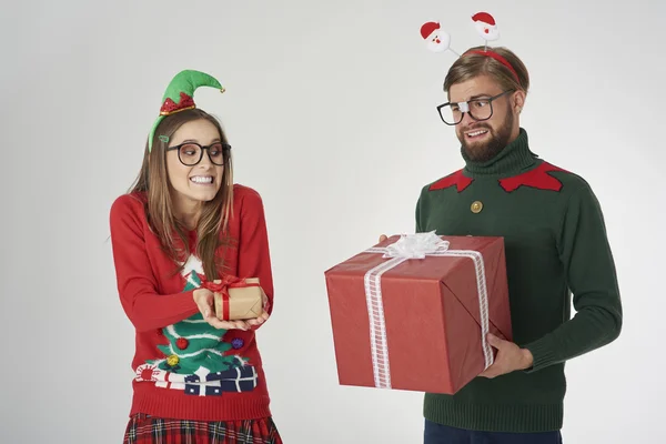 Divertida pareja con regalos de Navidad —  Fotos de Stock