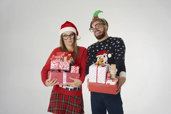 Funny couple with Christmas presents — Stockfoto