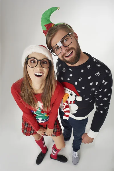 Mensen in kleurrijke kerst jumpers in concept grappige vakantie — Stockfoto