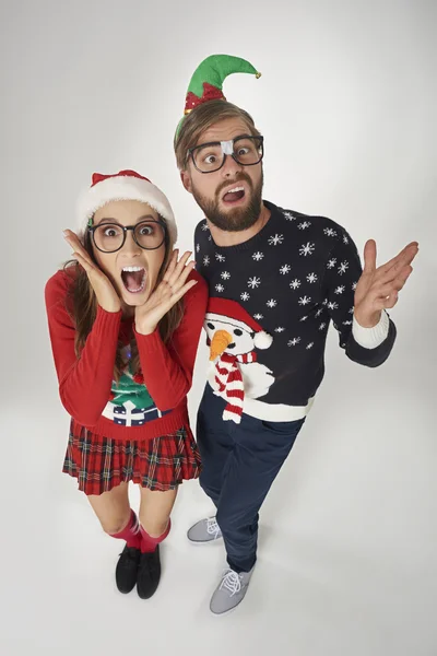 Люди в красочных рождественских прыгунах в смешной праздничной концепции — стоковое фото