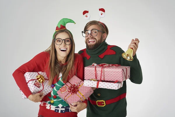 Funny couple with Christmas presents — Φωτογραφία Αρχείου