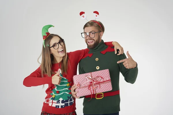 Pessoas em saltadores de Natal coloridos em conceito de férias engraçadas — Fotografia de Stock