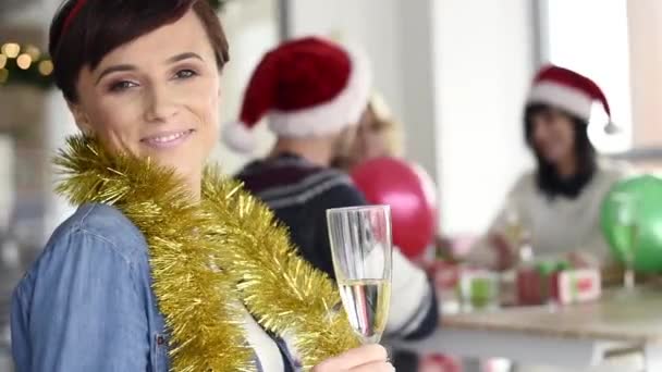Frau hält Glas mit Champagner in der Hand — Stockvideo
