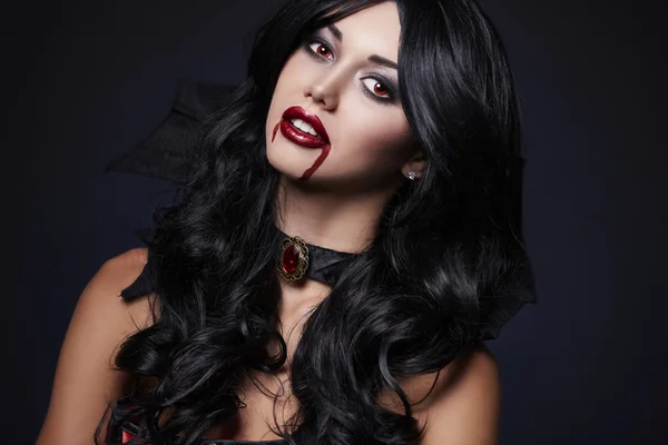 Mujer mágica vampiro con sangre en los labios — Foto de Stock