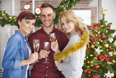 Genç takım çalışması kutluyor portresi 