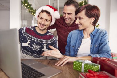 Neşeli insanlar üzerinde Noel Kutlamaları  