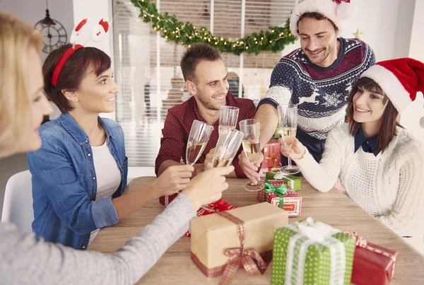 Karácsonyi office bulin boldog csapat — Stock Fotó