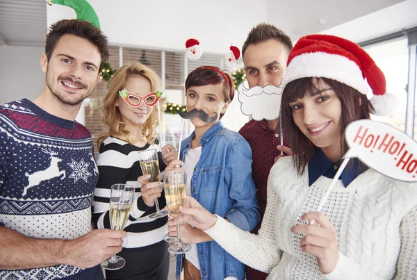 Equipo feliz en la fiesta de la oficina de Navidad —  Fotos de Stock